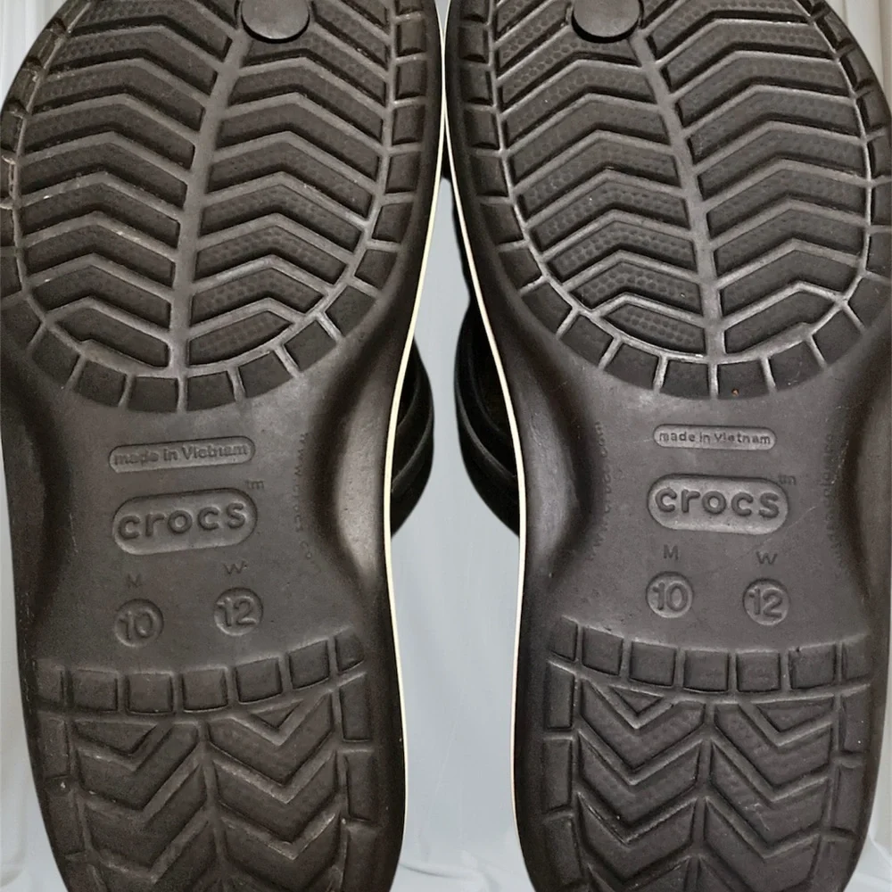 Men’s Crocs 11033 Crocband Flip Flops Black with White Stripe EUC